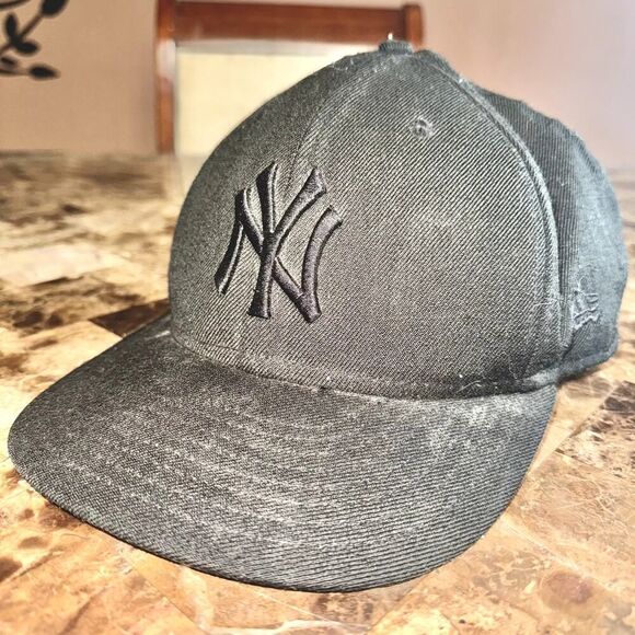 59Fifty MLB New York Yankees Triple Black Mens Fitted Hat Cap Size 8 - Picture 5 of 10